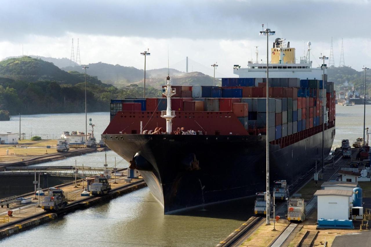 Central Hotel Panama Casco Viejo Kültér fotó Container ship at the Port of Long Beach
