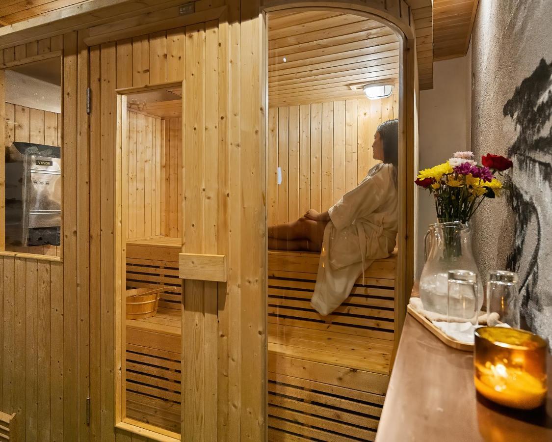 Central Hotel Panama Casco Viejo Kültér fotó A woman in a sauna