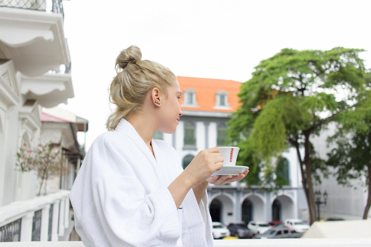 Central Hotel Panama Casco Viejo Kültér fotó A woman wearing a bathrobe