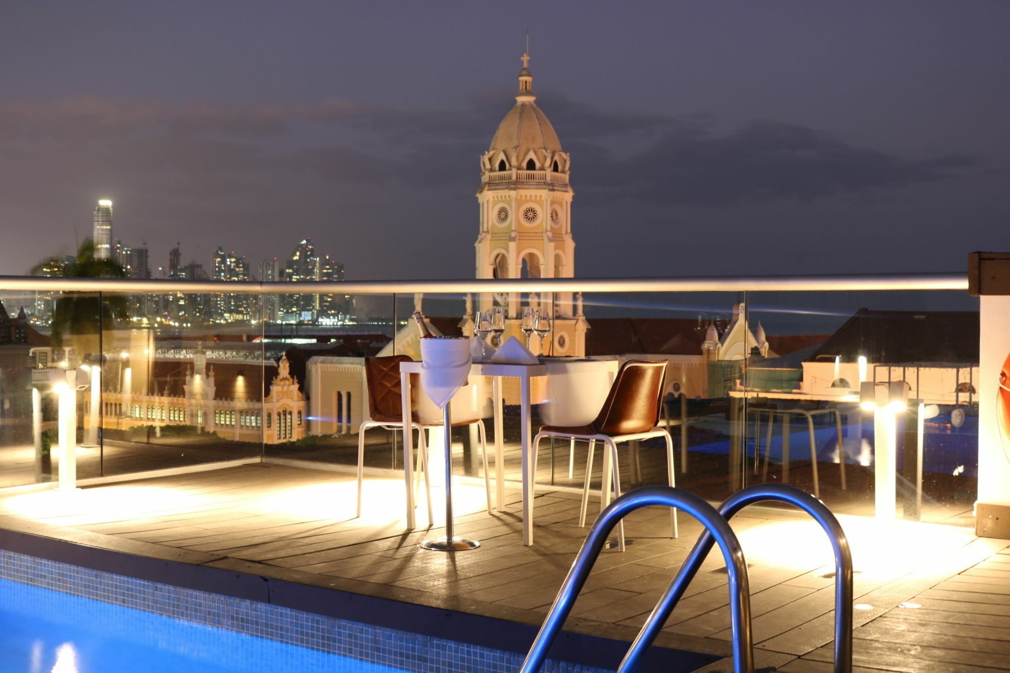 Central Hotel Panama Casco Viejo Kültér fotó View of the hotel's rooftop pool